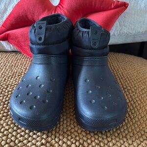 Crocs Women’s Classic Lined Neo Puff Boot- WUS10
